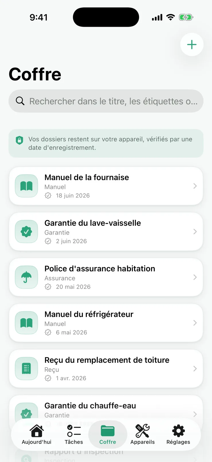 Capture d’écran de l’app montrant le coffre à documents : manuels, garanties et reçus dans une liste avec recherche.
